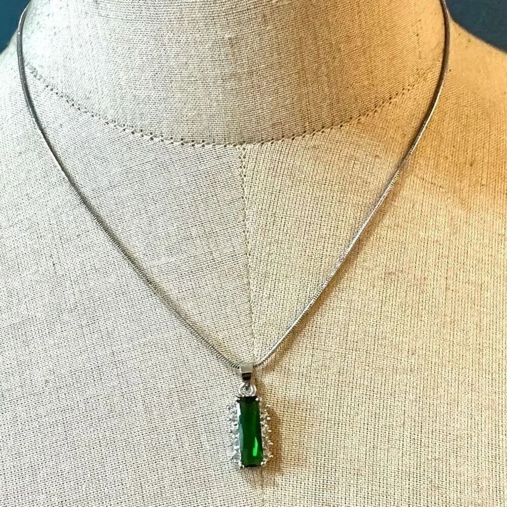 Silver tone greenârhinestone pendant necklace